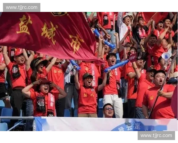 激情四溢迎新赛季 足球联赛开幕战打响 点燃球迷热情